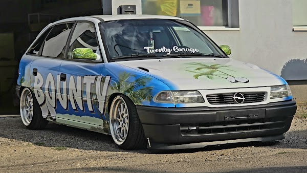 Bounty dekoros Ford Astra egyedi grafika