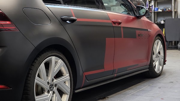 Piros-fekete VW Golf 7 GTI fóliázás