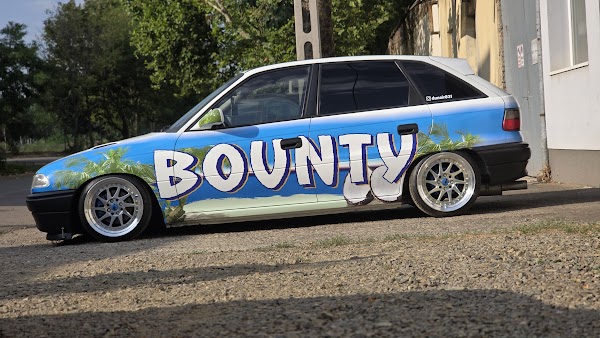 Bounty dekoros Ford Astra egyedi grafika