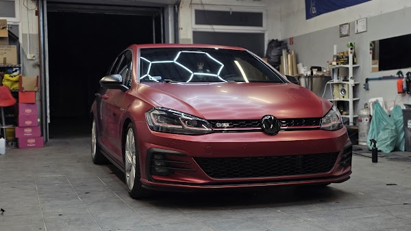 Piros-fekete VW Golf 7 GTI fóliázás